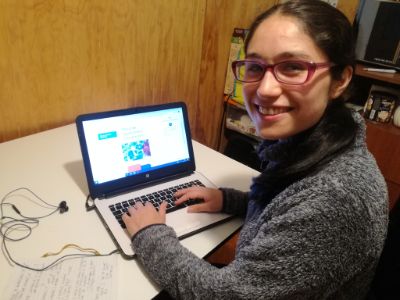 Laura, estudiante de quinto, con vasta experiencia como monitora y tutora, ahora trabaja desde su casa acompañando a las y los estudiantes de la Universidad de Chile, principalmente a través del chat.