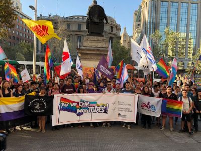 Agrupaciones LGBTI de la sociedad civil y de la U. de Chile afuera de la Casa Central