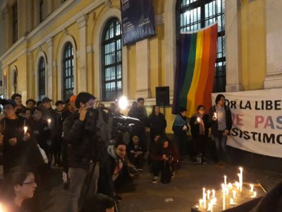 Velatón día contra la LGBTIfobia afuera de la Casa Central