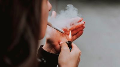 Diversos estudios han demostrado que el tabaquismo aumenta las probabilidades de desarrollar una neumonía grave por Covid-19, y también influye en un mayor aumento de la mortalidad de los pacientes.