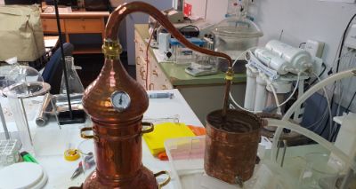 Los aceites esenciales de aroma terapia médico y clínico forman parte del kit de protección elaborado por el laboratorio.