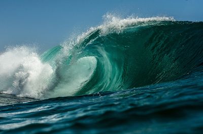 La importancia de estudiar las ondas de Rogue se da por su característica de formar, por ejemplo, olas gigantes en el mar que emergen de forma repentina y con un enorme poder destructivo.