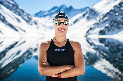 Bárbara Hernández es nadadora de aguas gélidas y este año se convirtió en la primera persona en el mundo en cruzar un trecho inédito del Canal Beagle, de 9,5 kilómetros.