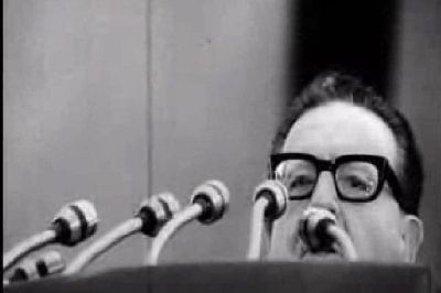 Al inicio de La espiral, Allende aparece pronunciando un discurso en 1971 que predice los trágicos hechos de dos años después.