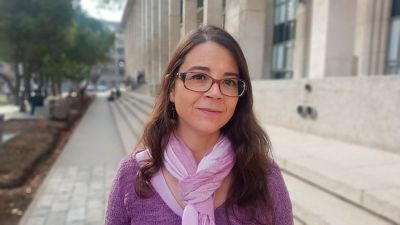 La infectóloga y académica Uchile, Claudia Cortés, plantea que, al menos, a quienes están con la enfermedad activa "hay que brindarles otra forma (de votación)¿.