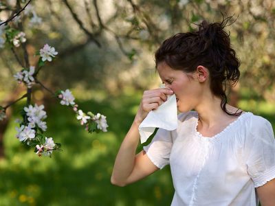 En el contexto de pandemia, surge la duda de cómo diferenciar los síntomas de una alergia con los de COVID. Especialistas coinciden en que son clave la picazón de nariz y ojos para confirmar rinitis.