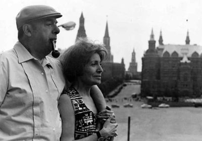 El poeta y Premio Nobel Pablo Neruda junto a Matilde Urrutia con quien se casó en 1966.