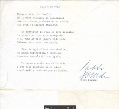 El mecanuscrito original firmado por Neruda en 1965 de Sangre de Toro, donado ahora por la familia Teitelboim Grinblatt.