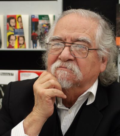 Grínor Rojo, ensayista y director del Centro Estudios Culturales Latinoamericanos (CECLA) de la Universidad de Chile, presentará el soneto donado.