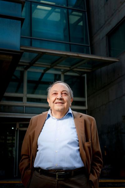 El académico del Departamento de Biología de la Facultad de Ciencias, Ricardo Maccioni Baraona.