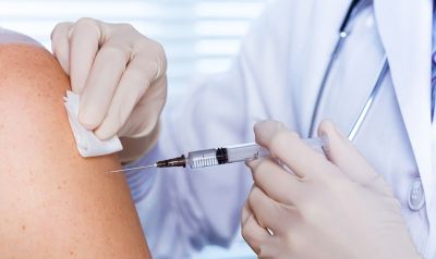 Las autoridades sanitarias anunciaron la autorización de pruebas clínicas de dos proyectos de vacunas en curso por parte de farmacéuticas que están trabajando con equipos locales.