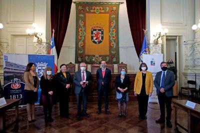 La ceremonia de firma de convenio se desarrolló en el Salón de Honor de la Municipalidad de Santiago.