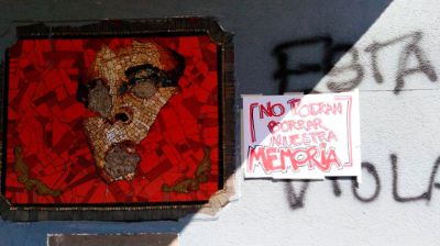 El mural de Pedro Lemebel tras la vandalización de mediados de septiembre: le sacaron los ojos y la boca.