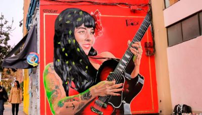 Mural del artista Julio "Ros" Pizarro en homenaje a Mon Laferte fue pintado para un festival de íconos de rock.