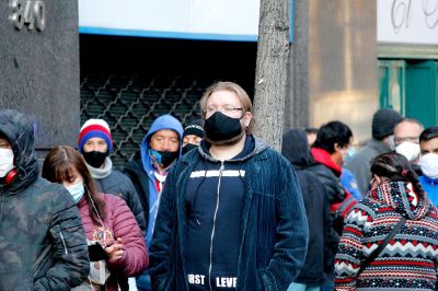 En el nuevo informe de ICOVID Chile se observa que los niveles de carga de contagios se mantienen altos en 13 de las 16 regiones del país, lo que indica la necesidad de tomar medidas urgentes.