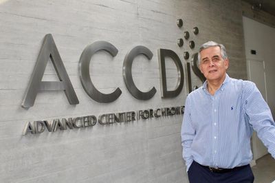 El profesor Sergio Lavandero, director de ACCDiS, señala que están trabajando junto a especialistas en nanotecnología y farmacología para generar un fármaco que pueda ser probado en modelos animales.