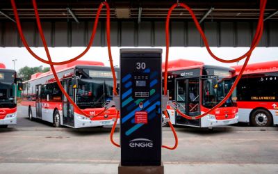 Hoy existen cerca de 800 buses eléctricos en el transporte público. La meta de la Estrategia Nacional de Electromovilidad es contar con una red de transporte urbana 100 por ciento eléctrica al 2040.