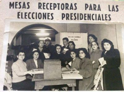 Lucy Echeverría Moreno, al fondo en la foto, fue de las primeras mujeres en ser vocal de mesa para las elecciones de 1952.