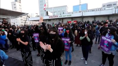 El colectivo LasTesis participa a través de la transmisión del video de su performance "Hoy hundimos el miedo", realizado en octubre de 2020 en Valparaíso.