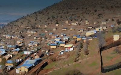 El reciente desalojo de un campamento en la comuna de Renca, en el que habitaban numerosos migrantes, develó la crisis de vivienda que se vive en el país.