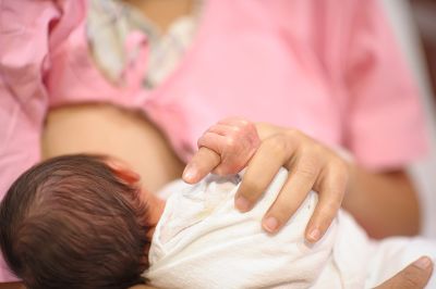 Estudios demuestran buena efectividad y bajo riesgo en mujeres en período de lactancia y en su embarazo que se vacunan.