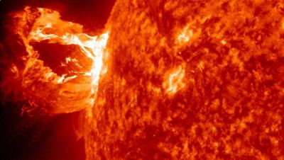 Las tormentas solares pueden tener efectos negativos sobre nuestras comunicaciones y sobre nuestra salud, siendo además un factor importante a estudiar para la exploración espacial.
