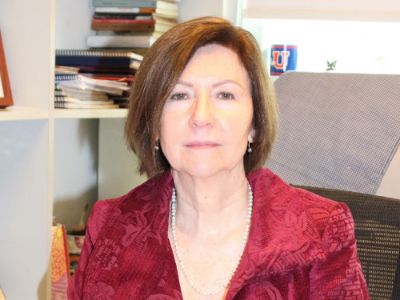La Académica y directora del Herbario de la Facultad de Ciencias Químicas y Farmacéuticas, Carla Delporte.