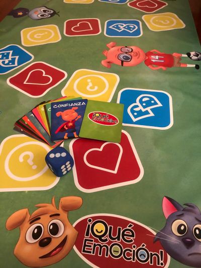 Los juegos "¡Qué emoción!" y "¡Qué pregunta!" son parte de un Kit de Aprendizaje Socioemocional que el Ministerio de Educación distribuyó en colegios de todo el país.