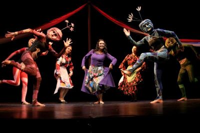 "Violeta del Alma" tuvo su gran estreno en 2007. Desde ese momento, el conjunto universitario llevó la vida de la cantautora popular hecha danza por diversos rincones del país.