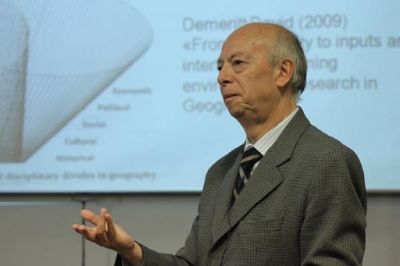 Hugo Romero, académico del Departamento de Geografía de nuestra Universidad, y especialista en sistemas ambientales y geografía ambiental.