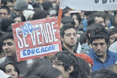 "Educación gratuita y de calidad" era una de las principales consignas del movimiento estudiantil de 2011, un episodio que marcó la historia del país y repercute hasta hoy.