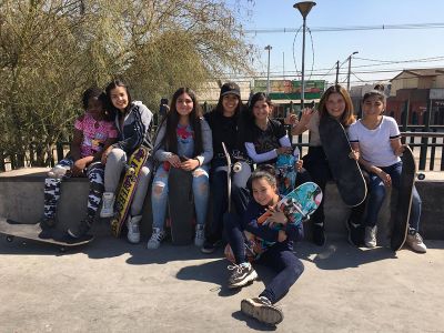 Las niñas y jóvenes se reunieron los sábados en la mañana con el equipo, para aprender sobre bicicultura, parkour o skate.