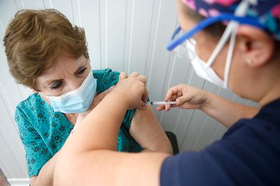 El informe señala que al comparar el 29 con el 22 de mayo, la cobertura de vacunación con dos dosis creció levemente.