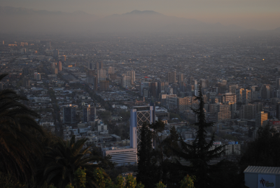 En Chile cerca del 60% de la población está expuesta a concentraciones de material particulado superiores a lo permitido por la regulación ambiental, causando 4.500 muertes cada año.