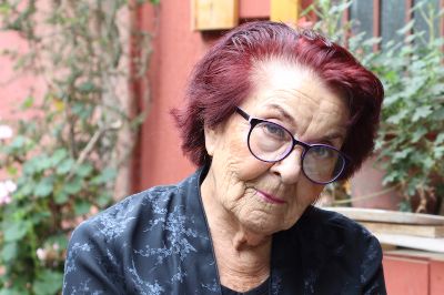La histórica actriz de 92 años y Alumni de la Universidad de Chile, Elisenda Domina "Shenda" Román