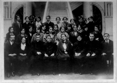 Fotografía tomada el mismo día en que Gabriela Mistral parte a México en 1922. Liceo N°6 de Niñas Teresa Prats de Sarratea, Santiago. Archivo Central Andrés Bello. U. de Chile