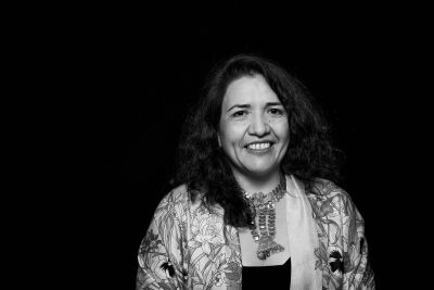 La poeta mapuche y profesora de la U. de Chile, Maribel Mora Curriao sostiene que los pueblos ancestrales entienden que el ser humano ES parte de la naturaleza y que estamos en sincronía con ella