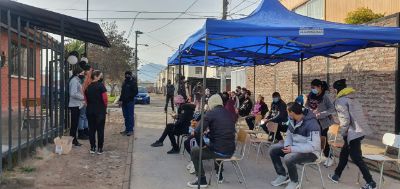El sábado 3 y domingo 4 de julio se dispusieron cuatro puntos en lugares diferentes de Puente Alto, donde voluntarios de la U. de Chile inocularon a más de mil personas que no habían sido vacunadas.