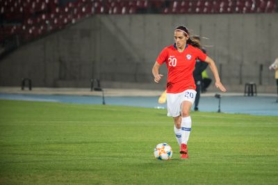 Daniela Zamora, titulada de la Facultad de Economía y Negocios, es una de las tres representantes de la U. de Chile que competirá en fútbol femenino.