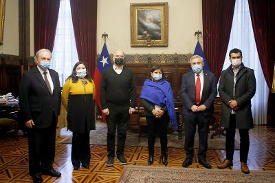 La Mesa Directiva de la Convención Constitucional, integrada por Elisa Loncon y Jaime Bassa, visitó la Casa Central de la U. de Chile la mañana del martes 6 de julio.
