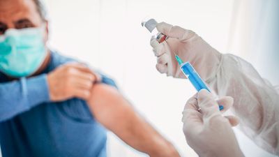 El aumento de casos en Europa con la variante Delta indica que esta "puede infectar a personas que están inoculadas con vacunas tipo Pfizer, Moderna o AstraZeneca", agrega.