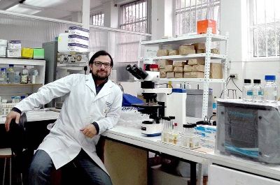 "Desde el punto de vista biotecnológico, el interés es determinar si es capaz de generar algún tipo de metabolito que sea útil en alimentos u otro ámbito", señala el Dr. Eduardo Álvarez-Duarte.