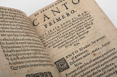 Un ejemplar de Arauco Domado de 1605 es uno de los tesoros de la colección y que está disponible para revisar digitalmente.