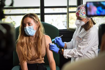 Un reporte del Ministerio de Salud indica que el 92,5 por ciento de las y los estudiantes de la U. de Chile ya cuentan con las dos dosis de la vacuna.