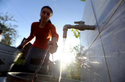 Las mujeres son quienes se han hacen cargo en gran medida del problema de desabastecimiento de agua a nivel doméstico.