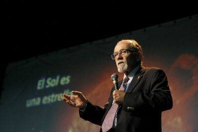 José Maza es profesor titular de la Universidad de Chile. Obtuvo el Premio Nacional de Ciencias Exactas en 1999.