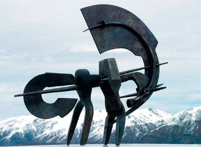 El escultor ingresó a la Escuela de Bellas Artes de la Universidad de Chile en 1967.