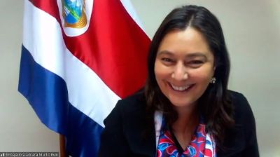 La conferencia, organizada por el Instituto de Asuntos Públicos (INAP) de la U. de Chile, contó además con la participación de la embajadora costarricense en nuestro país, Adriana Murillo.