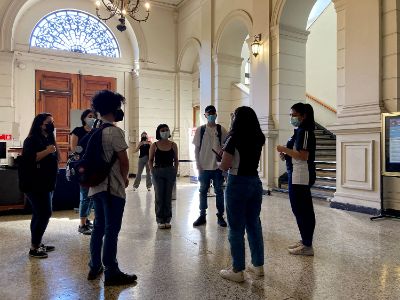 "Conociendo la Chile: Recorridos Patrimoniales" es el nombre de esta iniciativa que busca acercar el patrimonio cultural de la Universidad de Chile a las y los estudiantes de primer y segundo año.
