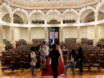 El recorrido de los estudiantes por la Casa Central de la Universidad de Chile comenzó en el Salón de Honor y continuó por el Patio Bello.